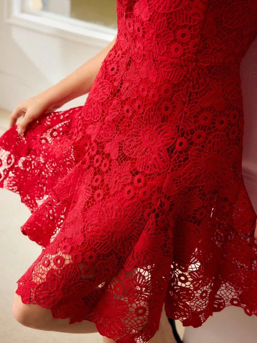 Red Elegant Women's Sleeveless Short Dress With Mermaid Hem - Picture 6 of 6